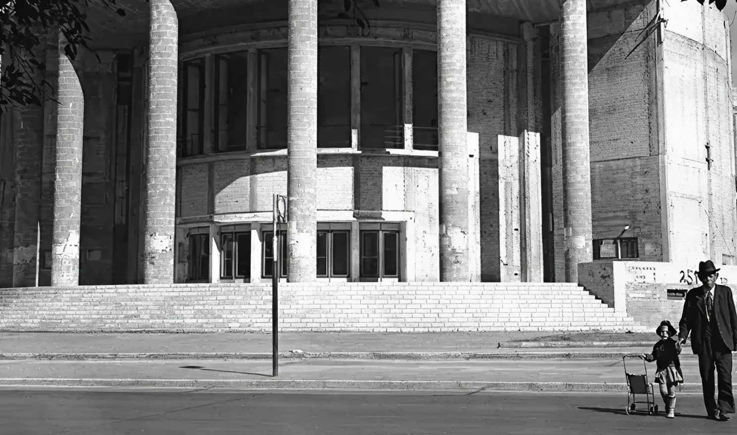 1945 — צביעת הבימה בתל אביב