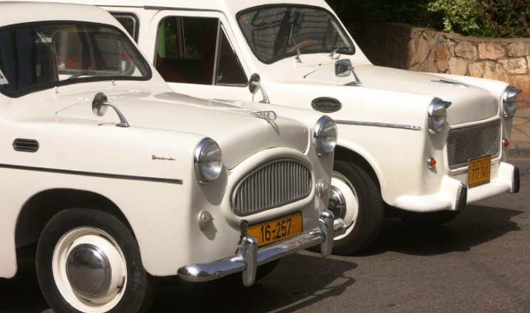 1960 Painting the Susita - the first Israeli car
