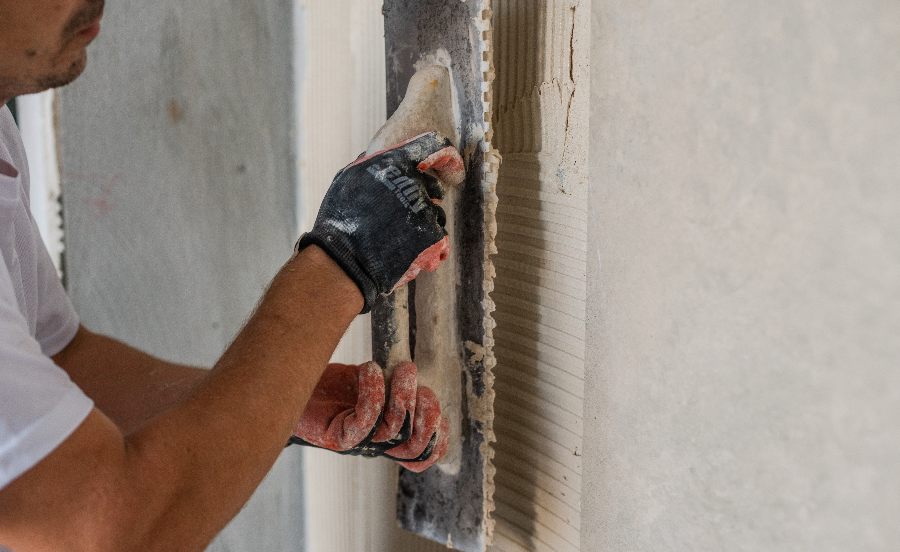 המדריך השלם לדבקים לאריחים: איך בוחרים את הדבק המתאים ביותר לעבודה?