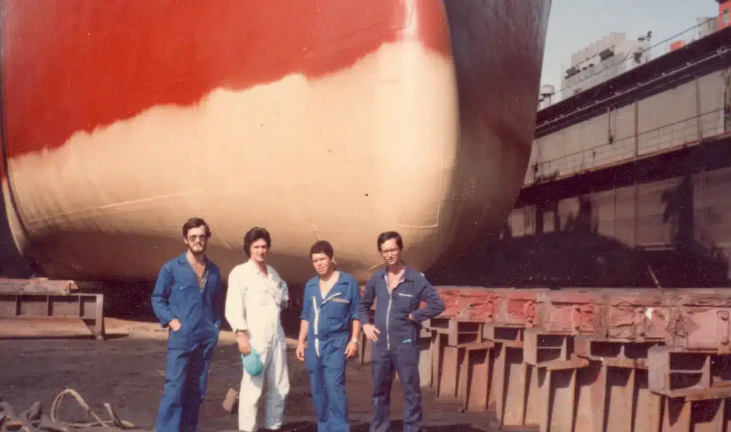 1975 צבע שעומד בתנאי הים